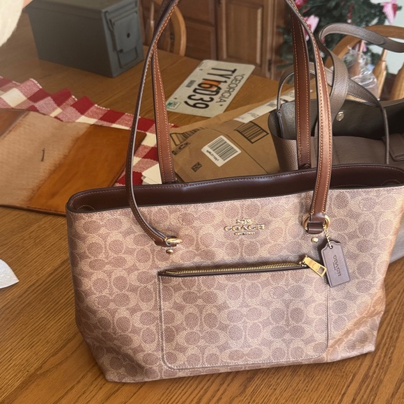 Station Tote Bag In Signature Canvas - Picture 8 of 8